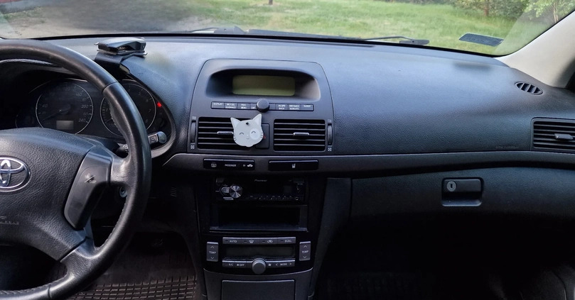 Toyota Avensis cena 8750 przebieg: 446000, rok produkcji 2005 z Sochaczew małe 172